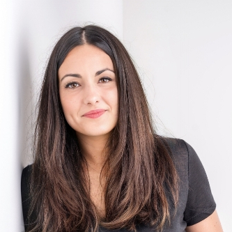 Laura Chargée d'affaires